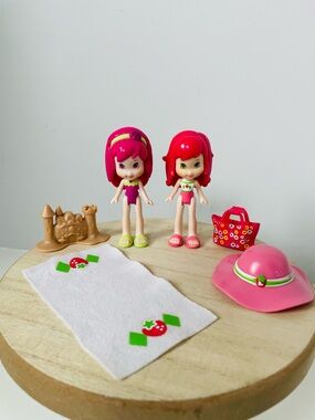 Strawberry Shortcake & Raspberry Torte Doll Beach Day Flip Flops Sand Castle
